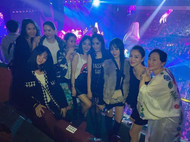 台湾名媛林牧洁晒出与众名媛贵妇看蔡依林演唱会合照，争奇斗艳颜值爆表