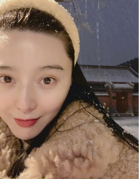 范冰冰晒出雪景自拍，素颜出镜皮肤白皙有光泽，在雪景中开心自拍状态好