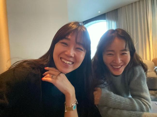 演员严智苑晒出与好友孔晓振亲密合照！两人一起望着镜头，露出灿烂笑容