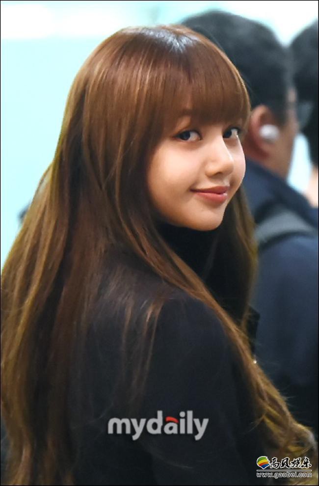 BLACKPINK成员LISA为完成海外工作行程，从金浦机场启程飞往中国北京