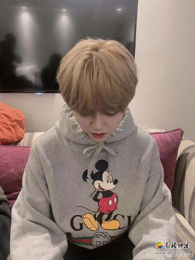 鹿晗在微博晒出近照，他身穿印有米奇图案的灰色卫衣，他低头面对着镜头