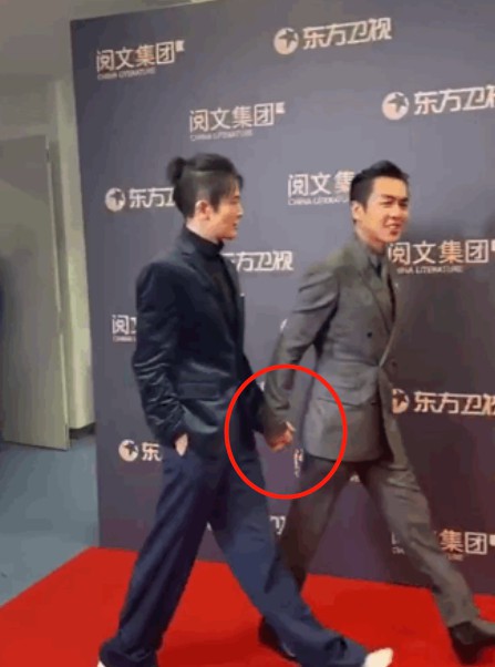 “范闲”张若昀与“二皇子”刘端端一同出席某盛典，两人手牵手走上红毯