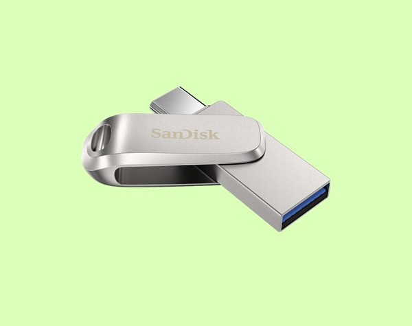 闪迪宣布两年前公布首款口袋U盘型SSD(容量1TB)终于确定会在今年底上市