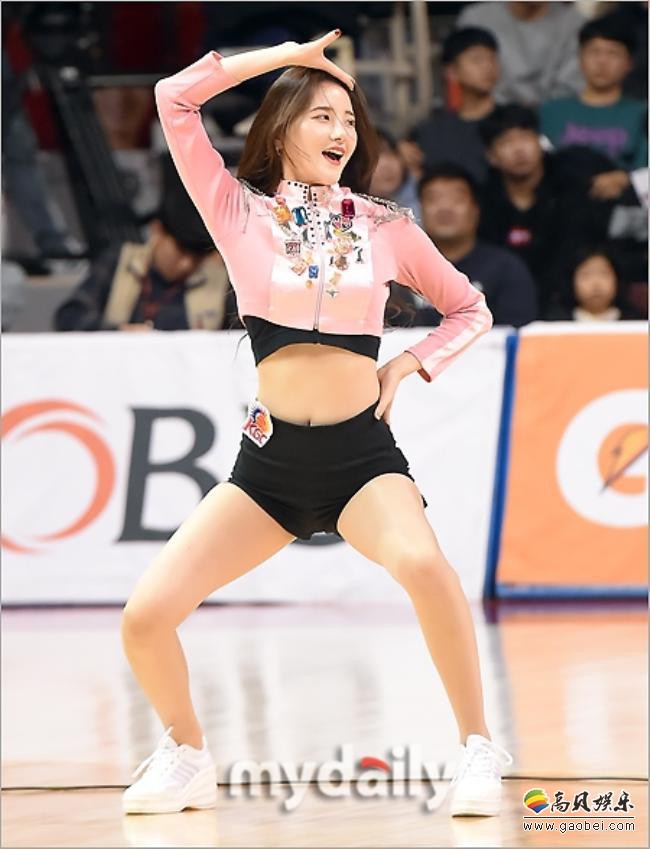 韩国某体育馆职业篮球比赛，性感啦啦队女郎热舞助阵，将气氛带向了高潮