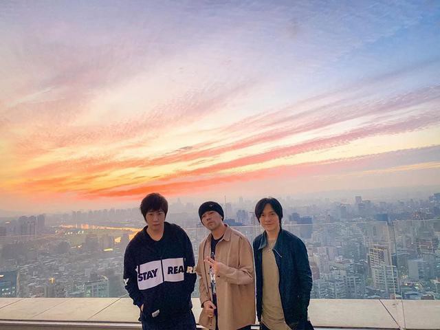 周杰伦晒出与阿信、怪兽聚会照，三人在露台夕阳下合照，周董站C位比耶