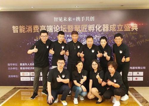 胡海泉微博转发陈羽凡同台现身活动照片，兄弟俩久违同框，引粉丝回忆杀