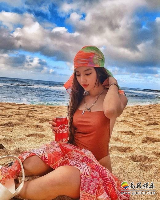 韩国女艺人金熙贞近日发布她在海边拍摄泳装照！手拿可乐大秀匀称好身材