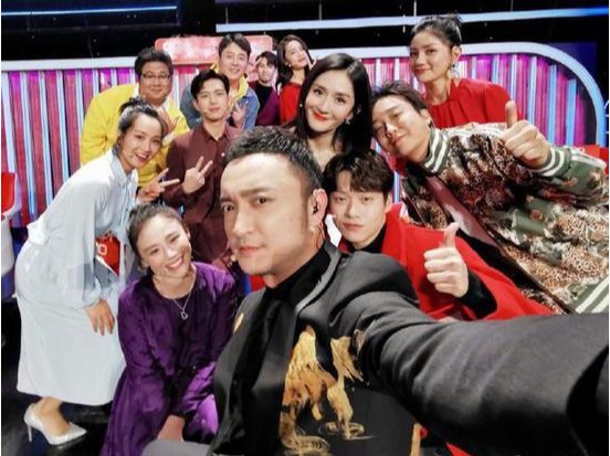 尼格买提通过微博分享帮助化妆师追星李现，并且晒出化妆师与李现的合照
