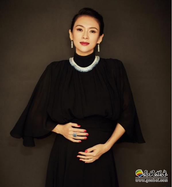 年度娱乐影响力人物颁发章子怡，她生完宝宝无法到场，委托吴京代她领奖