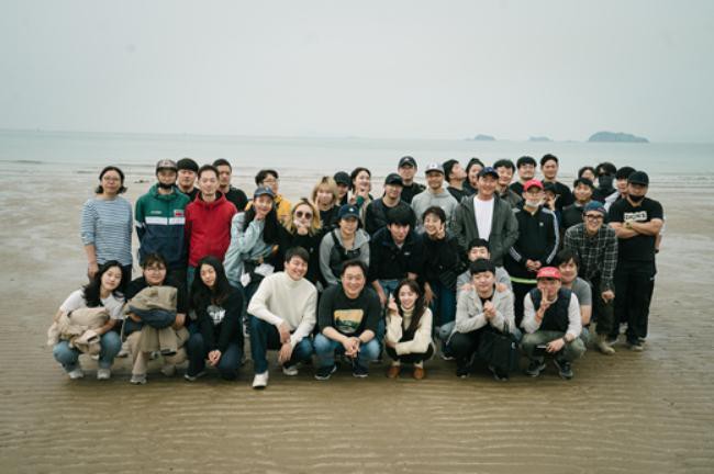 张基龙、蔡秀彬、郑秀晶主演的电影《酸酸甜甜》上月结束为期三个月拍摄
