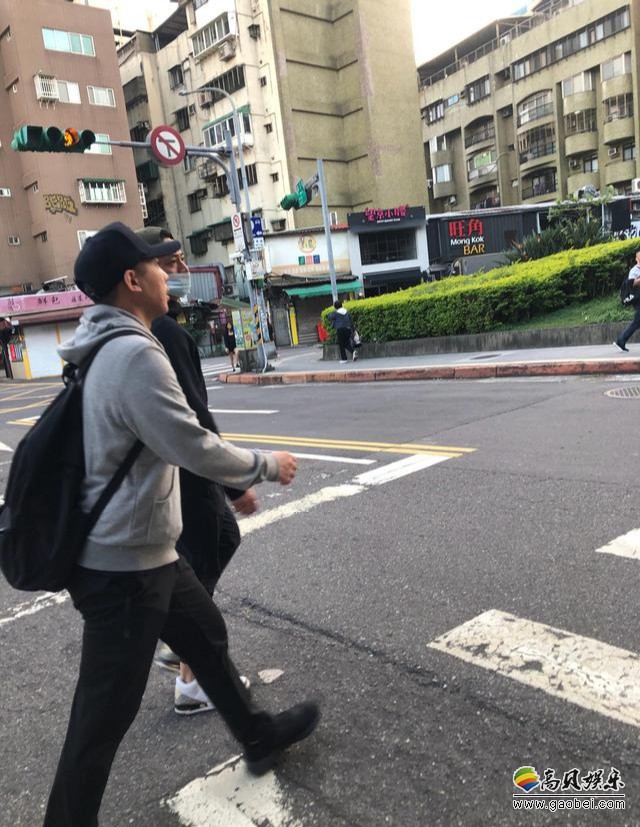 网友晒出偶遇霍建华照片，他边走路边和朋友聊天，似乎没有察觉到拍摄他