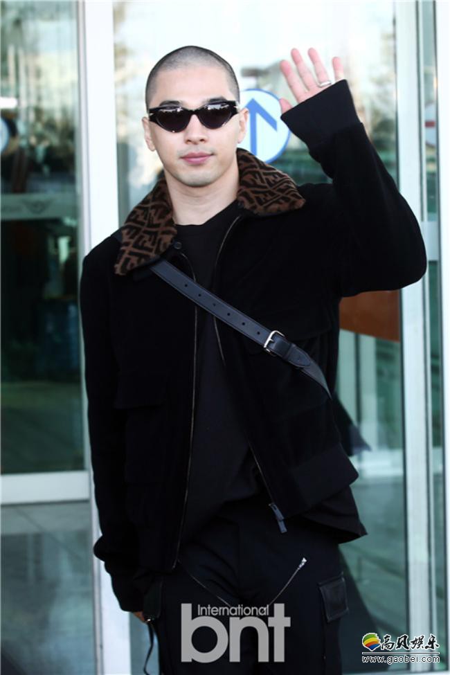 韩国男团BIGBANG成员太阳仁川机场出发，为出席时装秀行程前往意大利