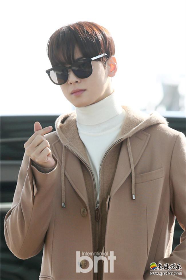 韩国人气组合ASTRO成员车银优仁川机场出发，为其画报拍摄行程前往米兰