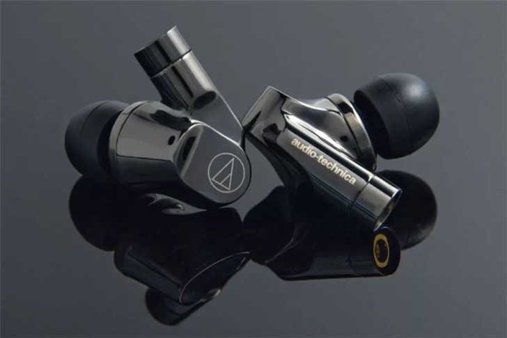 据铁三角官方消息，X系列首款耳塞旗舰 ATH-IEX1推出，主被动混合驱动