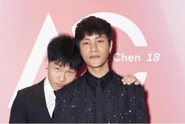 陈坤儿子十八岁生日，优优穿着帅气的西装打着领带，帅气有型，十分吸睛