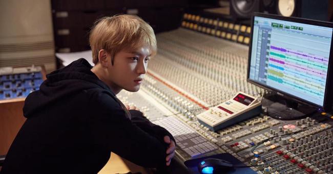 即将睽违四年发片回归的金在中，最近也陆续公开许多许久不见的新鲜面貌