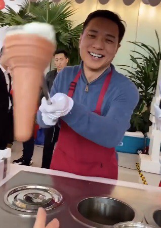 百度Family Day(家庭日)百度董事长兼首席执行官李彦宏体验土耳其冰淇淋