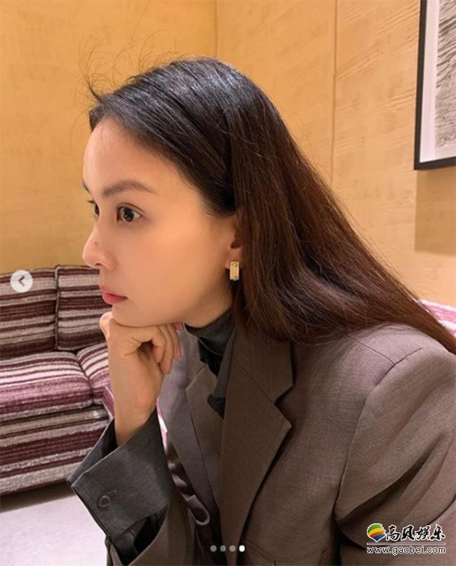 韩国女艺人高小英近日发布一组近照，朴素典雅气质吸引了广大粉丝的目光