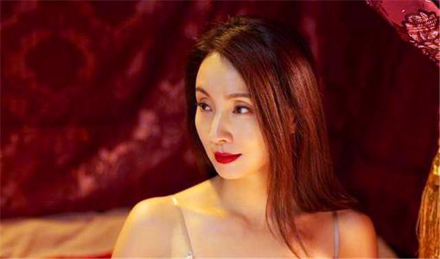 小陶虹美颜被粉丝们吹爆！这个娇羞又美丽的女人，已经是快要年过半百了