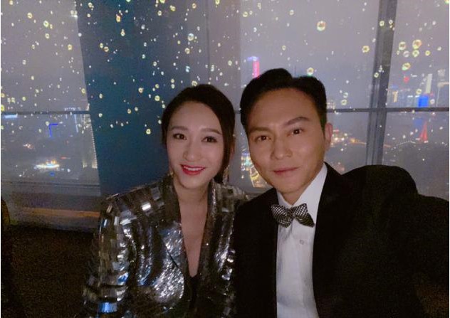 张智霖晒出和李小冉合影，两人状态非常好，被网友夸“不老的男神女神”
