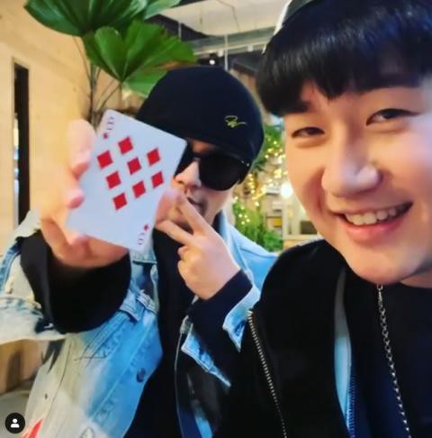周杰伦晒出变魔术视频，周董单手拿着扑克牌“方片8”变成一个“爱心”