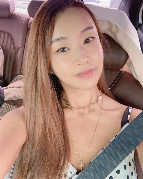 韩国人气选秀《Produce 101》导师兼编舞师裴允静公开了具荷拉生前画作