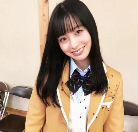 桥本环奈经纪人贴出可爱制服照，制服“某种异常”引人注目！感觉很恐怖