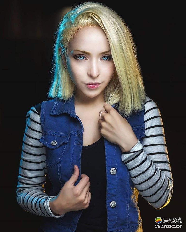 美国正妹COSER身材性感，长相美艳！各种性感角色对她来说都是游刃有余