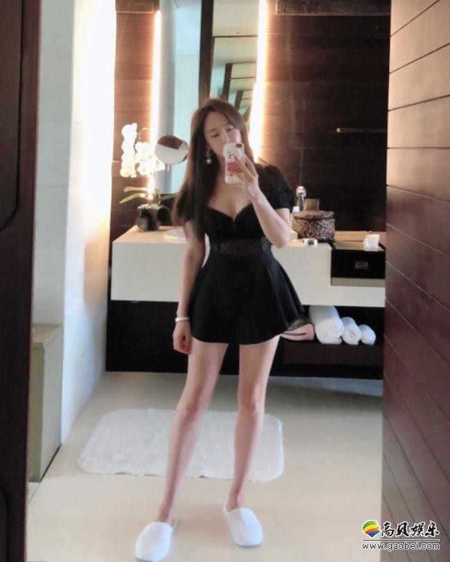 韩国女艺人刘小英发布一组自拍照，大秀完美比例身材，吸引广大粉丝目光