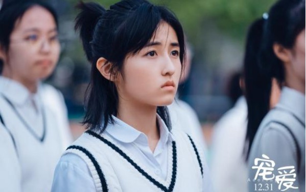 电影《宠爱》张子枫在片中饰演江楠，其少年意气形象，深入人心收获好评