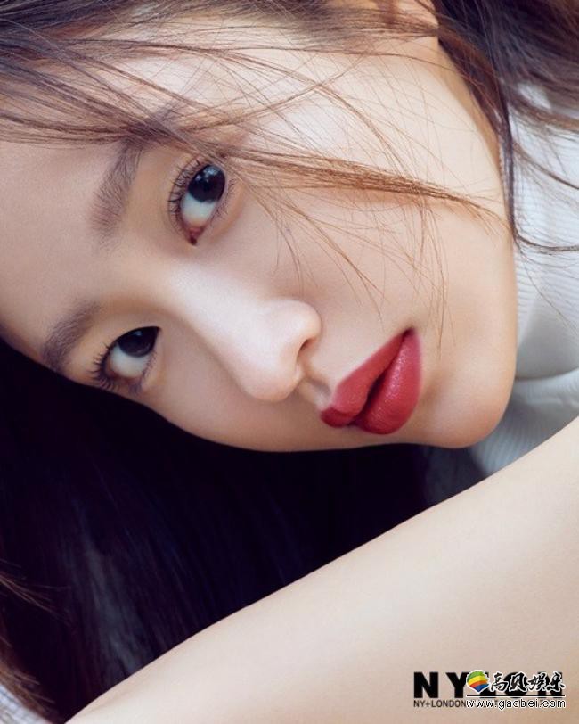 韩国女艺人HaNi最新杂志写真近日曝光，性感时尚面貌吸引广大粉丝目光