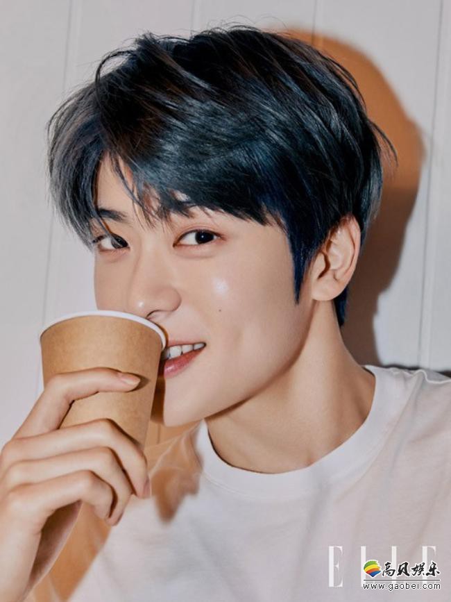 韩国男团NCT郑在玹为某杂志拍摄写真照，帅气率真模样吸引大批粉丝关注