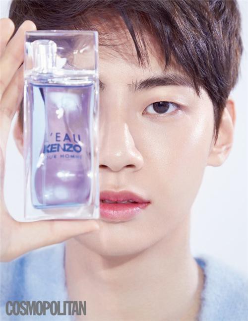 某时尚杂志公开了歌手李镇赫最新画报，清澈眼神和独一无二魅力光彩照人