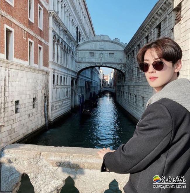 韩国艺人车银优社交网站发布他在威尼斯拍摄的照片，吸引了广大粉丝目光