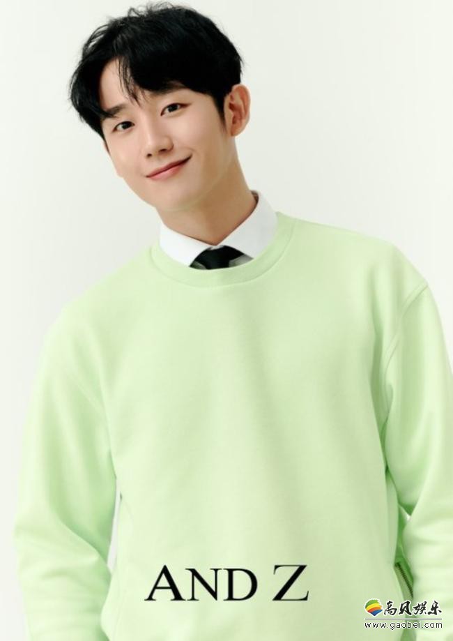 丁海寅近日为代言品牌拍摄春季新品宣传照多彩打扮突显出时尚帅气风格