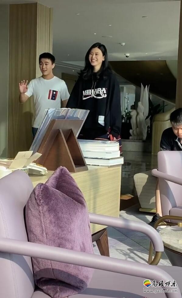 网友晒出偶遇奚梦瑶、何猷君夫妇视频，身材似乎还是没有恢复到孕前状态