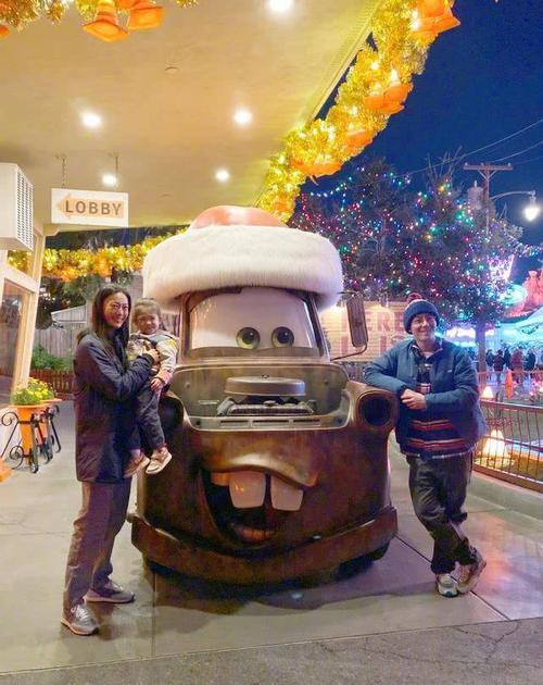 陈冠希晒出一家三口出游全家福，两岁的女儿Alaia被妈妈秦舒培抱在怀里