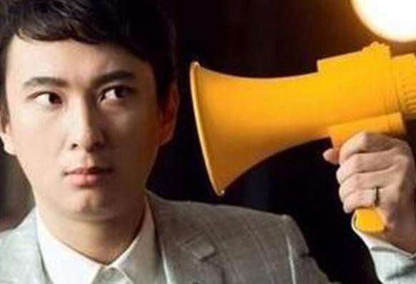 王思聪更新社交账号，晒出在日料店享受美食的照片！摆满疑似海胆的美食