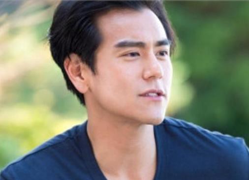 据香港媒体报道，彭于晏近日上节目自曝单身五年，心里始终想念初恋女友