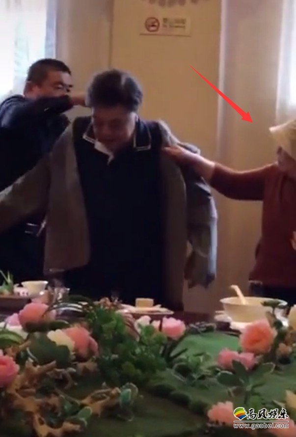 央视著名主持人赵忠祥逝世，好友晒出赵忠祥去年携妻子与友人聚餐的画面