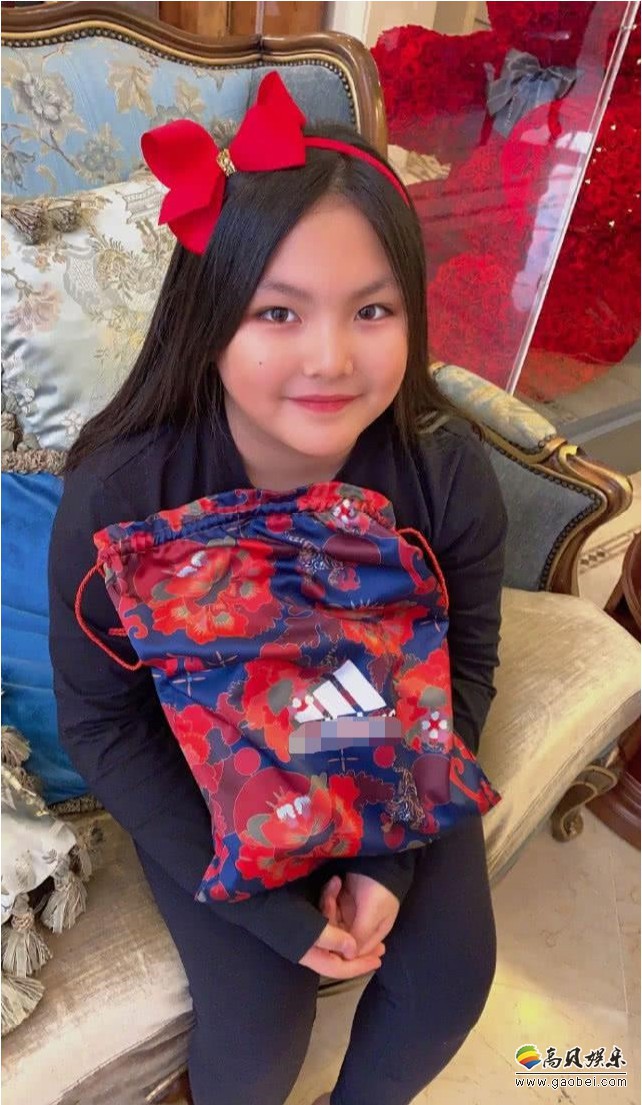 李湘和王岳伦女儿王诗龄晒出美照，长成大姑娘，头戴大红蝴蝶结十分可爱
