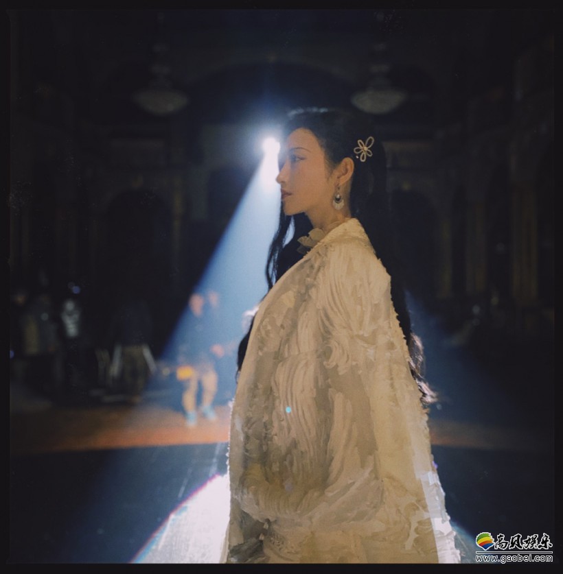 景甜新剧片场照曝光！弯眉红唇侧颜精致，长发乌黑茂密，发量很让人羡慕