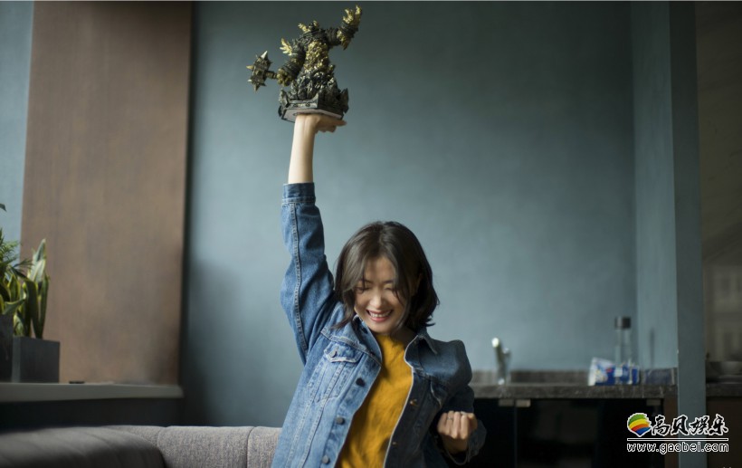 女演员万茜微博上晒出了自己玩《魔兽世界》的截图，吸引了众多粉丝围观