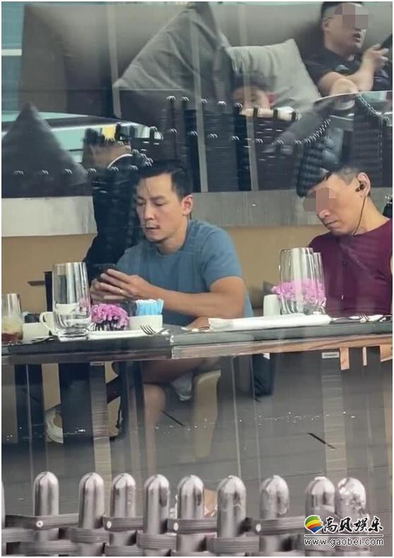 网友晒出偶遇吴彦祖约好友吃饭照片，45岁发际线变高略显苍老！依然很帅