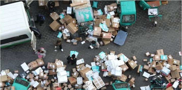 邮政快递企业对其提供寄递服务营业场所、处理场所，进行全天候视频监控