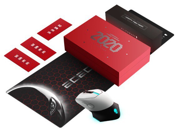 外星人Alienware新年限定版白色鼠标礼盒：AW610M鼠标＋外星人鼠标垫