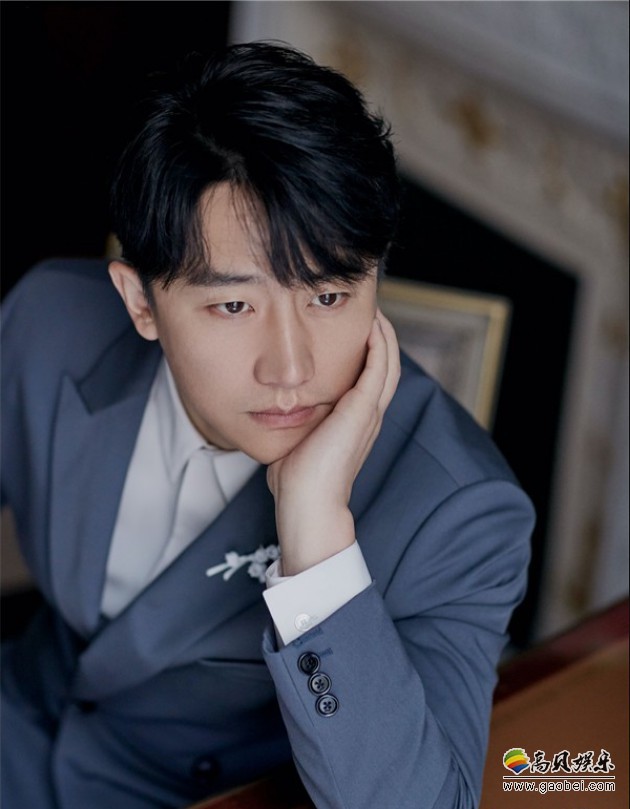 黄轩亮相巴黎时装周迪奥二零二零冬季男装秀！剪裁精致的深蓝色西装亮相