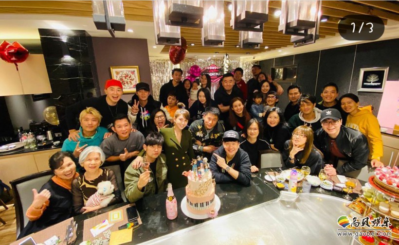 周杰伦分享生日派对现场照，周董和老婆昆凌情侣色，合影时让妈妈站中间