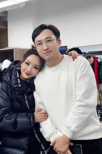 于正晒出与杨蓉合影!杨蓉出演舞台剧,于正现身到剧场后台为杨蓉打call