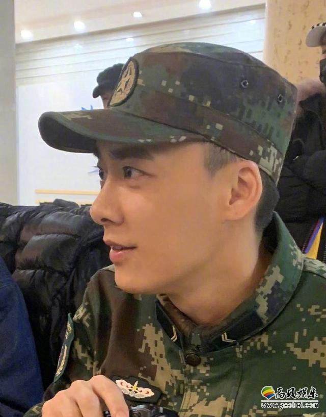 工作室晒出李易峰最新片场照！李易峰手拿剧本，一身迷彩装，帅气又威武